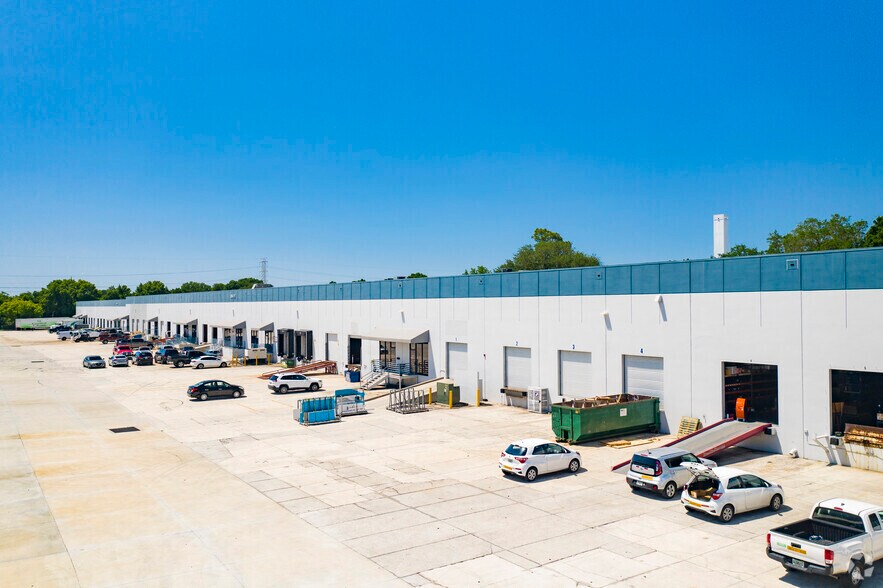 More Photos Of 9940 Currie Davis Dr, Tampa Warehouse For Lease