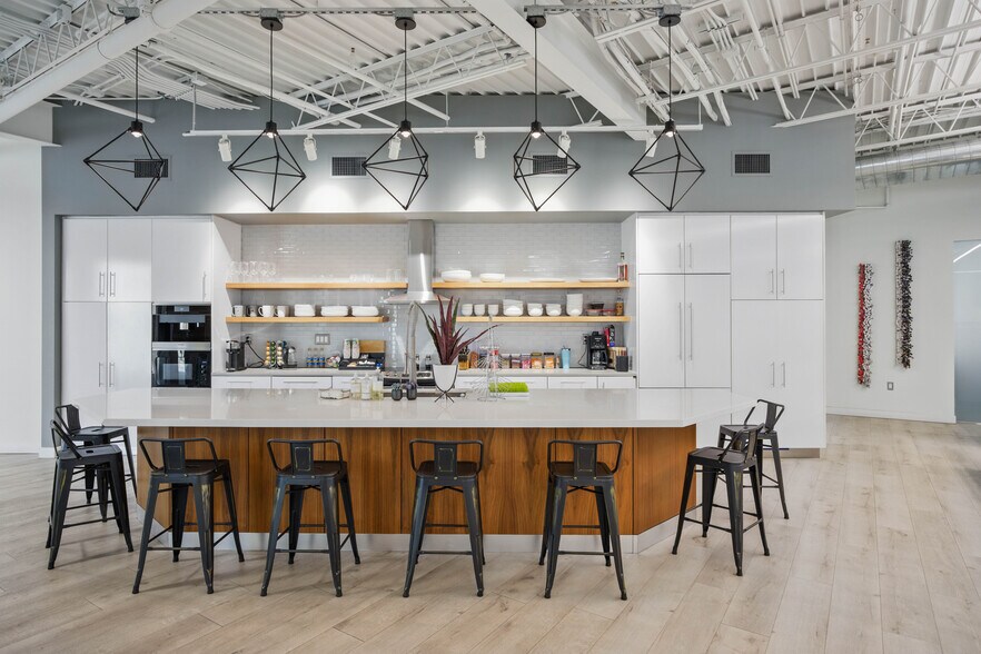 More Photos Of 55-99 W Maple Rd, Birmingham Medical For Lease