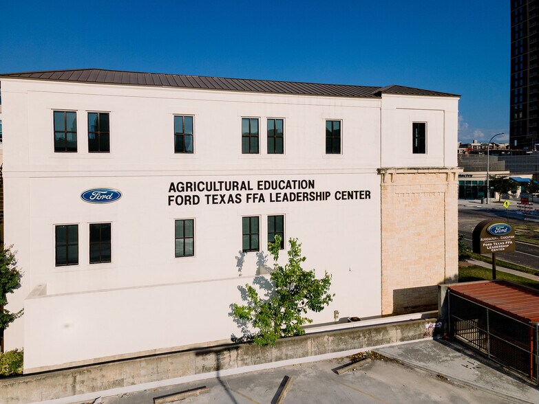 More Photos Of 614 E 12th St, Austin Office For Sale