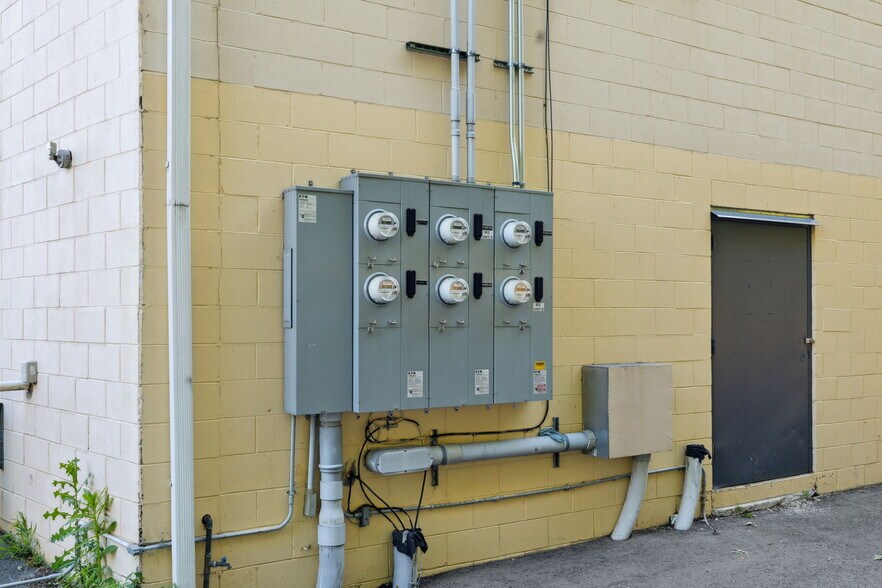 More Photos Of 902-908 S Willow St, Manchester Freestanding For Lease