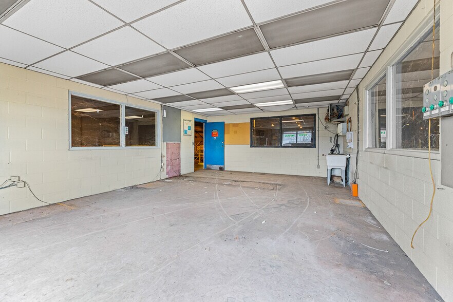 More Photos Of 1001 E Broadway St, Alliance Industrial For Lease
