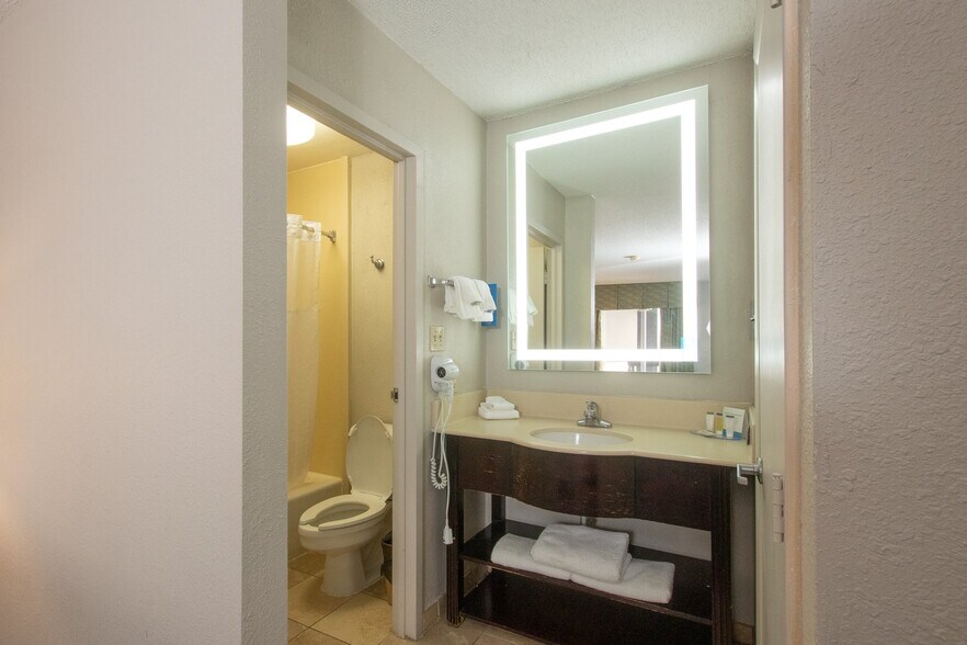 More Photos Of 5101 Ellison St NE, Albuquerque Hotel For Sale