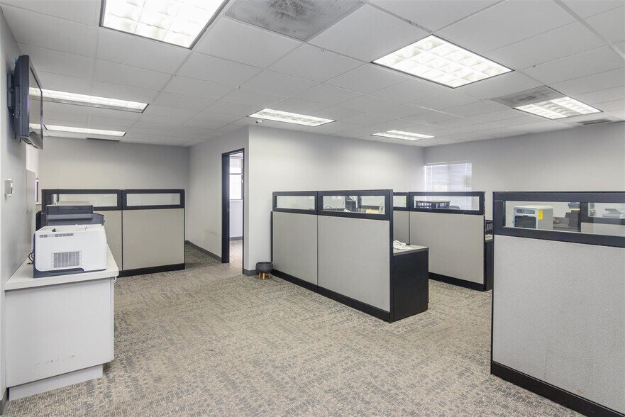 More Photos Of 1745 Gardena Ave, Glendale Office For Sale