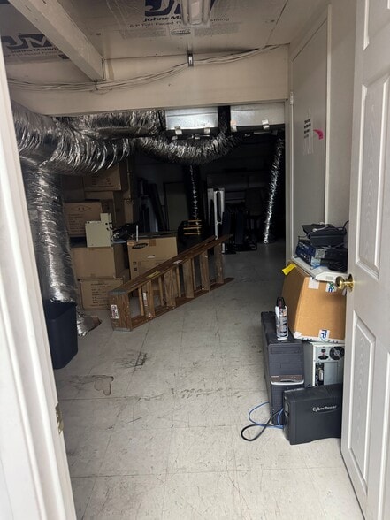 More Photos Of 711 W 17th St, Costa Mesa Light Manufacturing For Sale