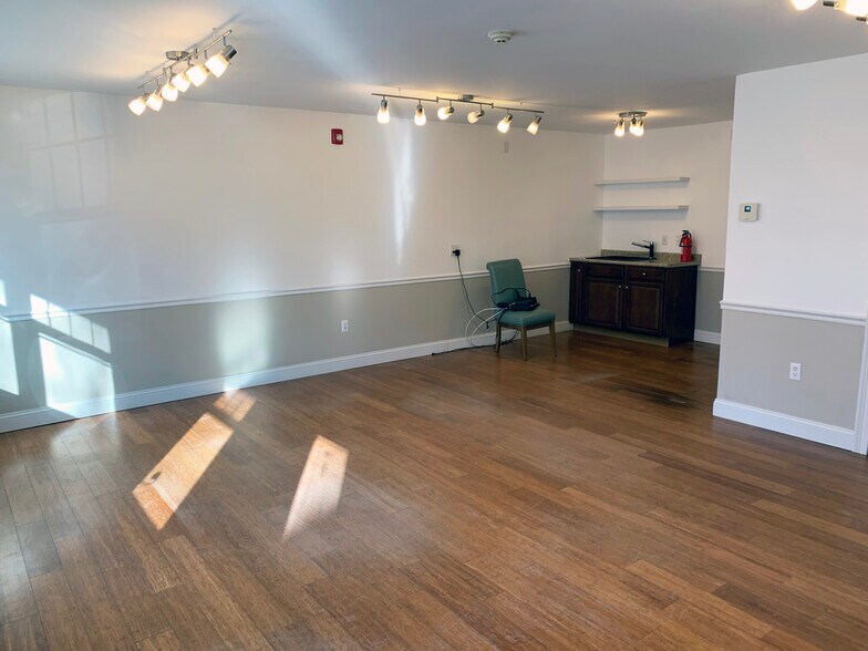 More Photos Of 8 Patriot Dr, Dover Office For Sale