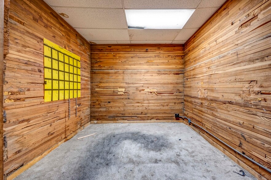 More Photos Of 206 N Benton St, Kennewick Warehouse For Lease