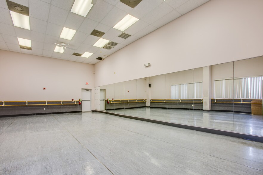 More Photos Of 1498 Central Park Blvd, Fredericksburg Freestanding For Sale