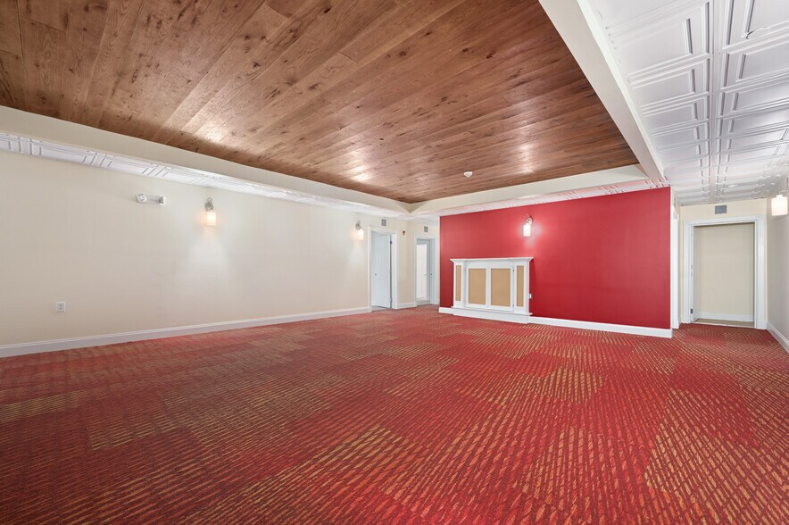 More Photos Of 56 Main St, Stamford Hotel For Sale