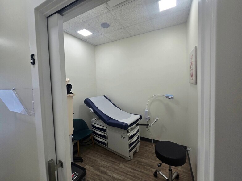 More Photos Of 9530 Queens Blvd, Rego Park Storefront For Sale