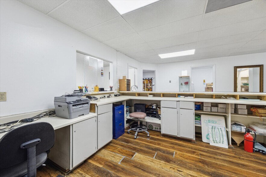 More Photos Of 6910 Bellaire Blvd, Houston Office For Sale