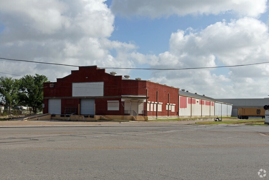 More Photos Of 3229 Navigation Blvd, Houston Warehouse For Sale