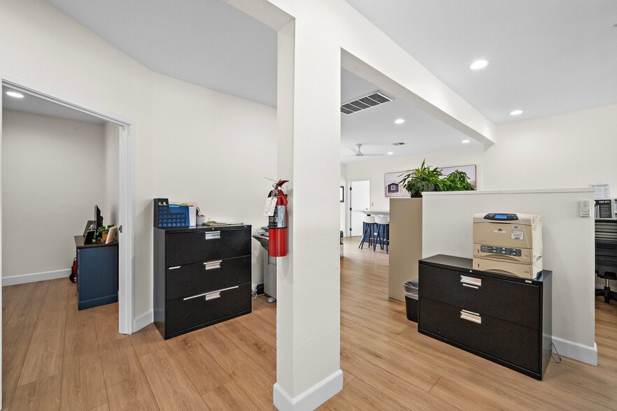 More Photos Of 1495 Glenneyre St, Laguna Beach Freestanding For Lease