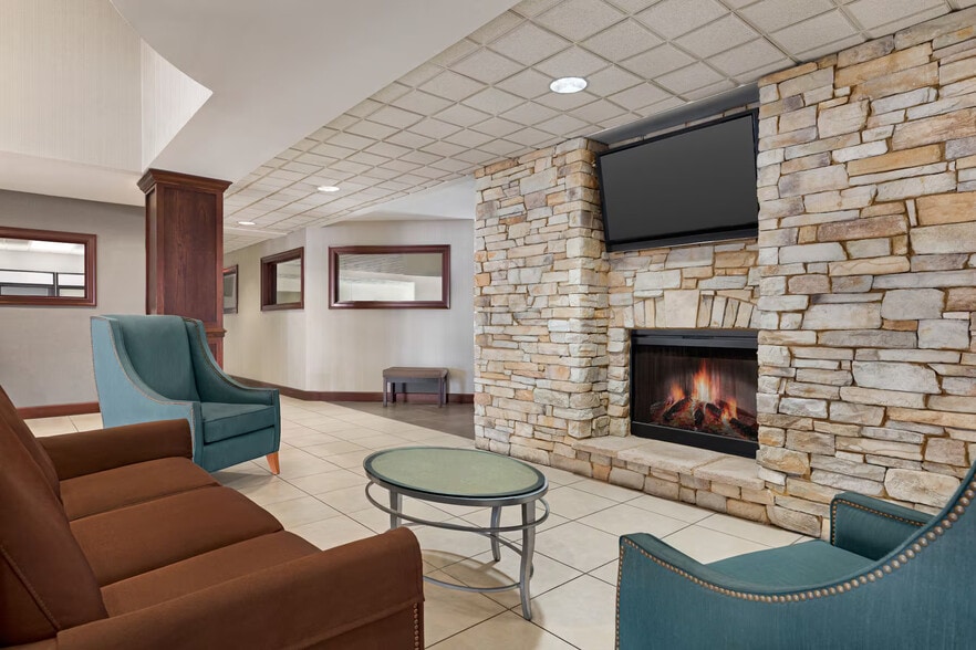 More Photos Of 1511 N Howe St, Southport Hotel For Sale