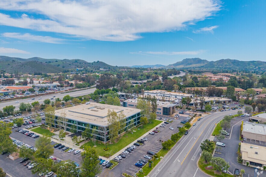 More Photos Of 2625 Townsgate Rd, Westlake Village Office For Lease
