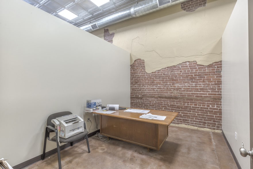 More Photos Of 204 S Broadway, Coweta Office For Sale