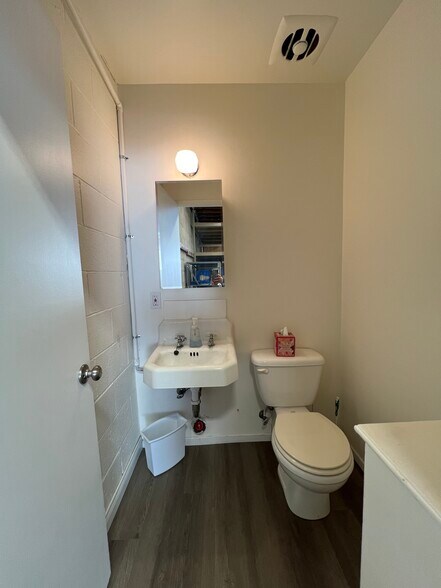More Photos Of 5639 Cahuenga Blvd, North Hollywood Warehouse For Sale