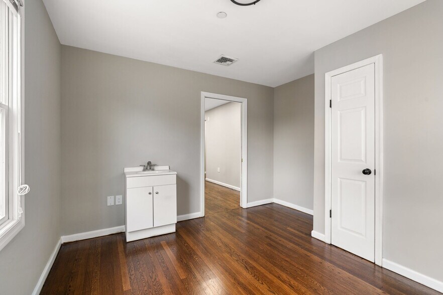 More Photos Of 149 Glenwood Ave, Staten Island Office Residential For Lease