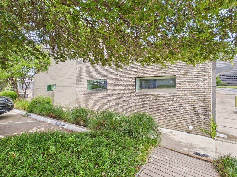 More Photos Of 1111 Lagoon Dr, Dallas Office For Sale