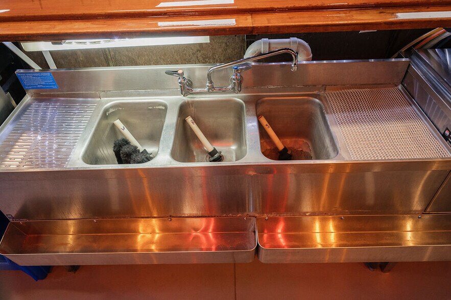 More Photos Of 510 Main St, Ormsby Restaurant For Sale