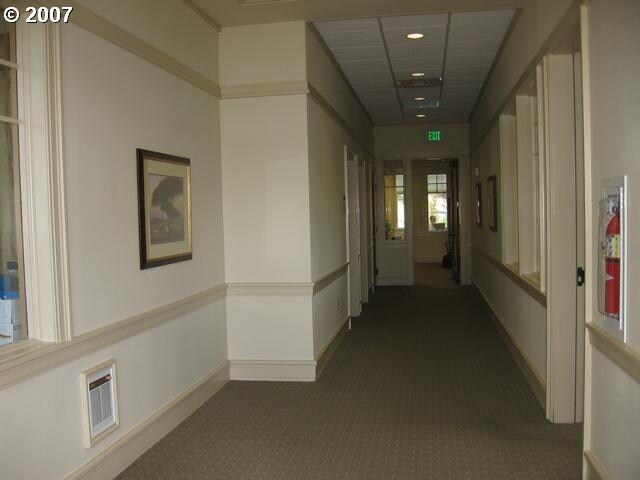 More Photos Of 1495 NW Garden Valley Blvd, Roseburg Office For Lease