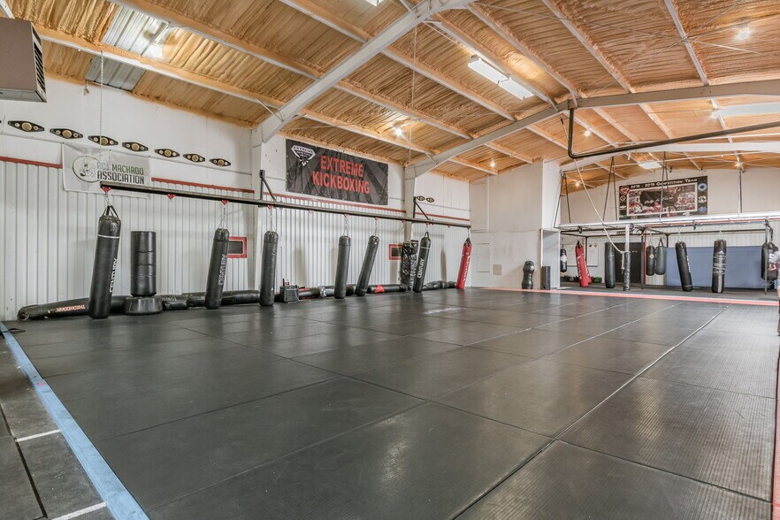 More Photos Of 5740 Canyon Dr, Amarillo Warehouse For Sale