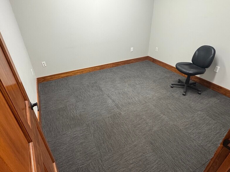More Photos Of 3828 S College Ave, Bryan Office For Lease