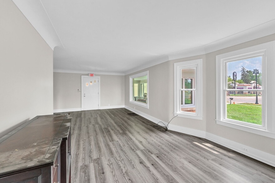 More Photos Of 29016 Ford Rd, Garden City Office For Sale