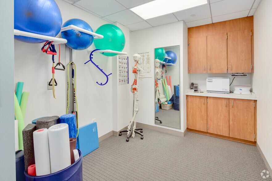 More Photos Of 6829 Elm St, McLean Medical For Lease