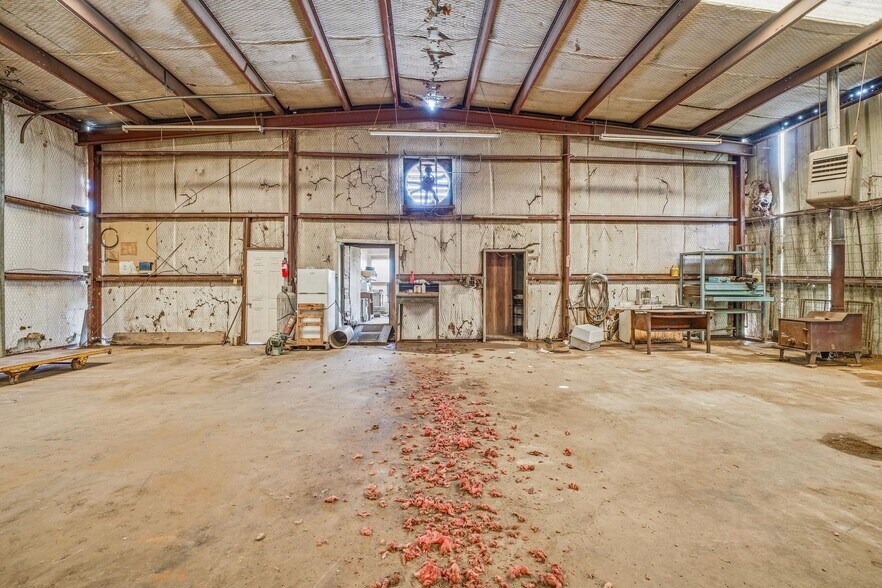 More Photos Of 3429 W Walker St, Breckenridge Warehouse For Sale