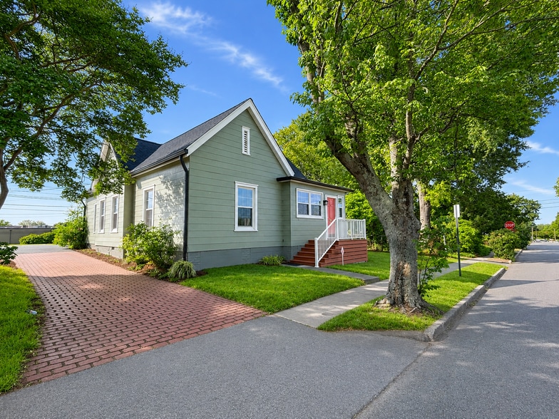 More Photos Of 407 Harvey St, Winston-Salem Office For Sale