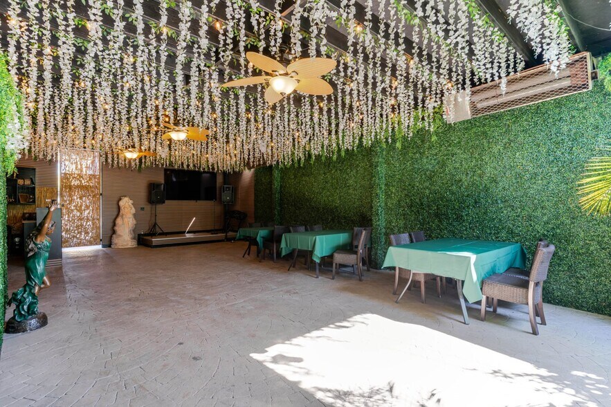 More Photos Of 6500 Foothill Blvd, Tujunga Restaurant For Sale