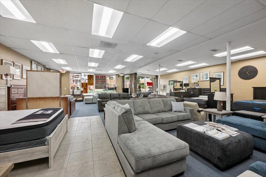More Photos Of 7045 W North Ave, Oak Park Storefront For Sale