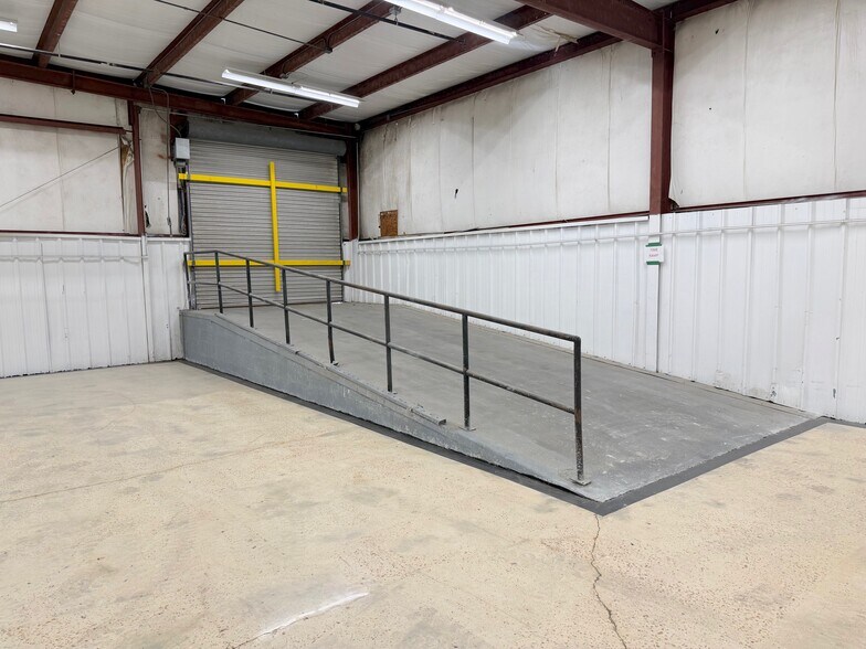 More Photos Of 706 Anchors St NW, Fort Walton Beach Warehouse For Lease