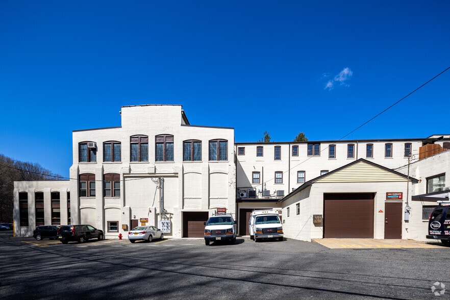 More Photos Of 1 Hollywood Ave, Ho-Ho-Kus Warehouse For Lease