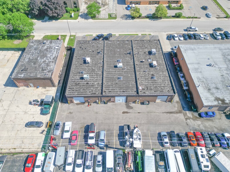 More Photos Of 1541-1543 Bourbon Pky, Streamwood Light Distribution For Lease
