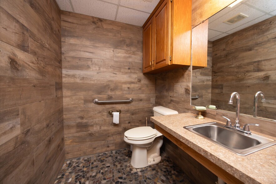 More Photos Of 300 W Grand Ave, Ponca City Freestanding For Sale