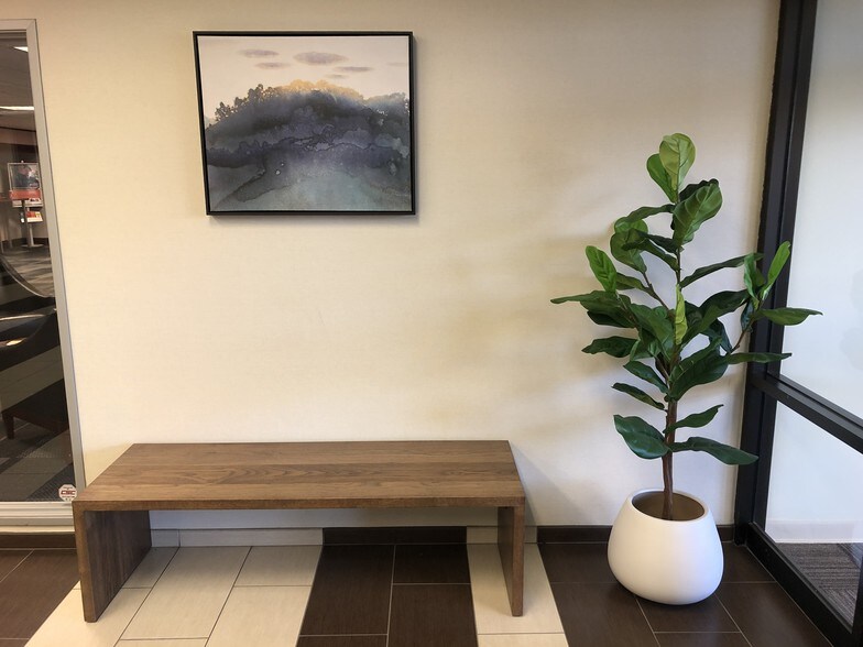 More Photos Of 9102 N Meridian St, Indianapolis Office For Lease