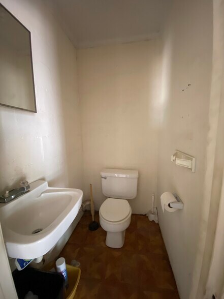 More Photos Of 928 White Ave, Graceville Light Manufacturing For Sale