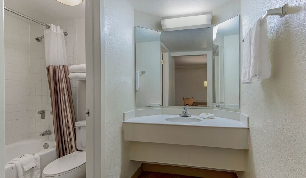 More Photos Of 6410 N Interstate 35, San Antonio Hotel For Sale