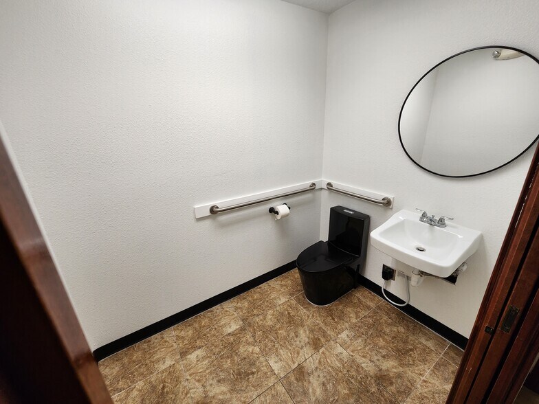 More Photos Of 111-121 E Edgewood Dr, Friendswood Medical For Lease