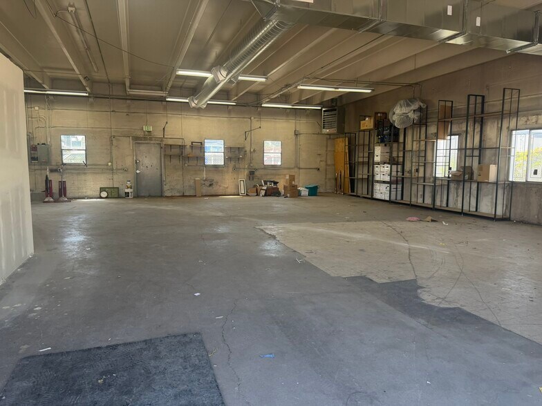 More Photos Of 2065-2085 S Holly St, Denver Showroom For Lease
