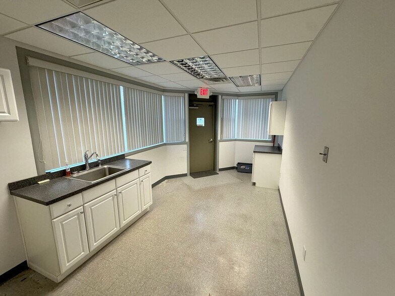 More Photos Of 4766 N Summit St, Toledo Office For Sale