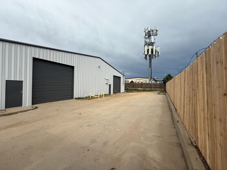 More Photos Of 508 Olathe St, Aurora Warehouse For Lease