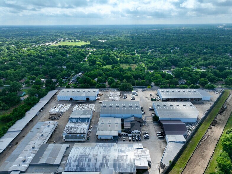 More Photos Of 301 Pleasant Dr, Dallas Warehouse For Lease