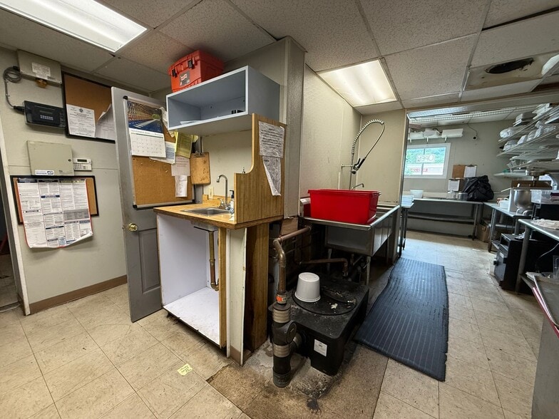 More Photos Of 643 Chandler St, Worcester Restaurant For Lease