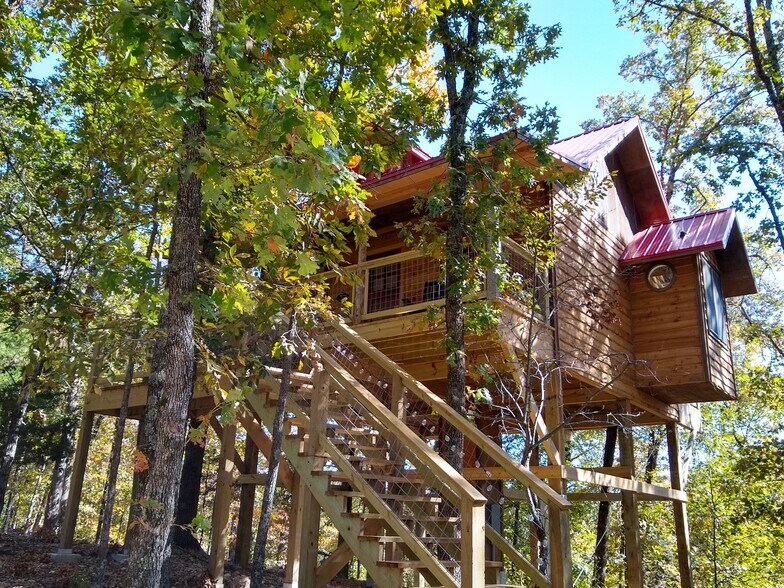 More Photos Of 70 Dogwood Rdg, Eureka Springs Hotel For Sale
