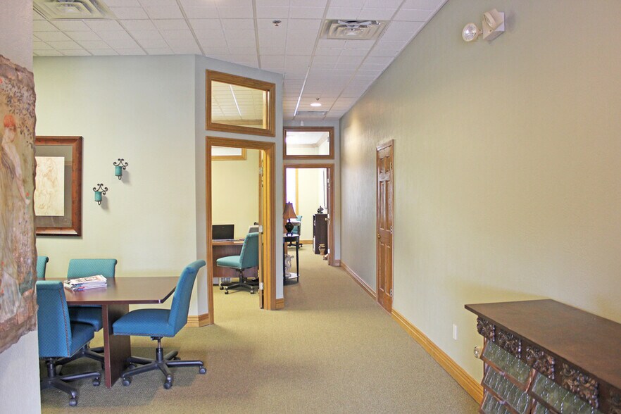 More Photos Of 2101 W Chesterfield Blvd, Springfield Office For Sale