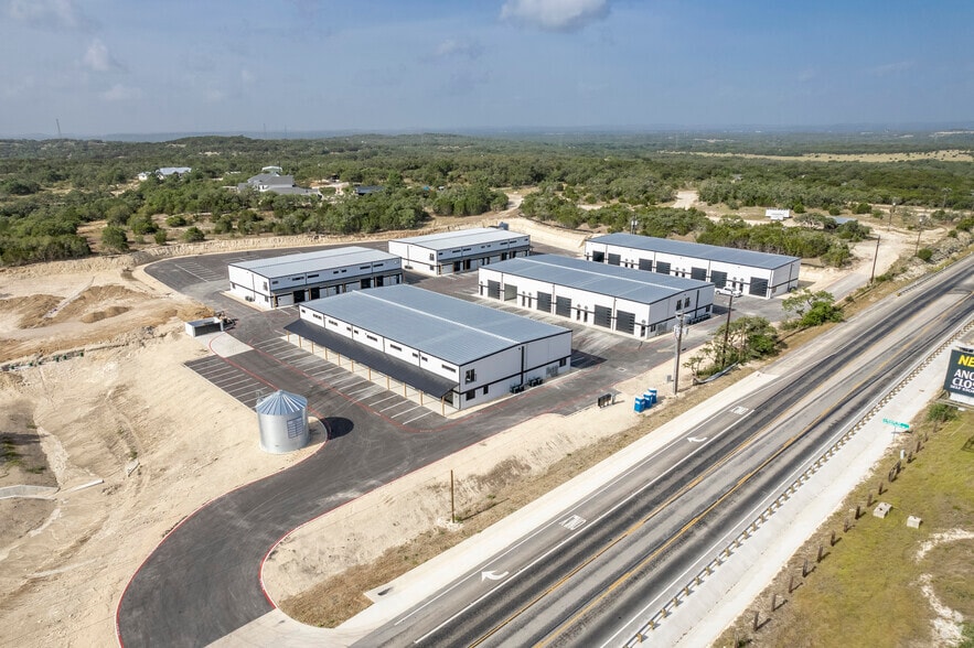 More Photos Of 529 SH 46 E, Boerne Showroom For Lease