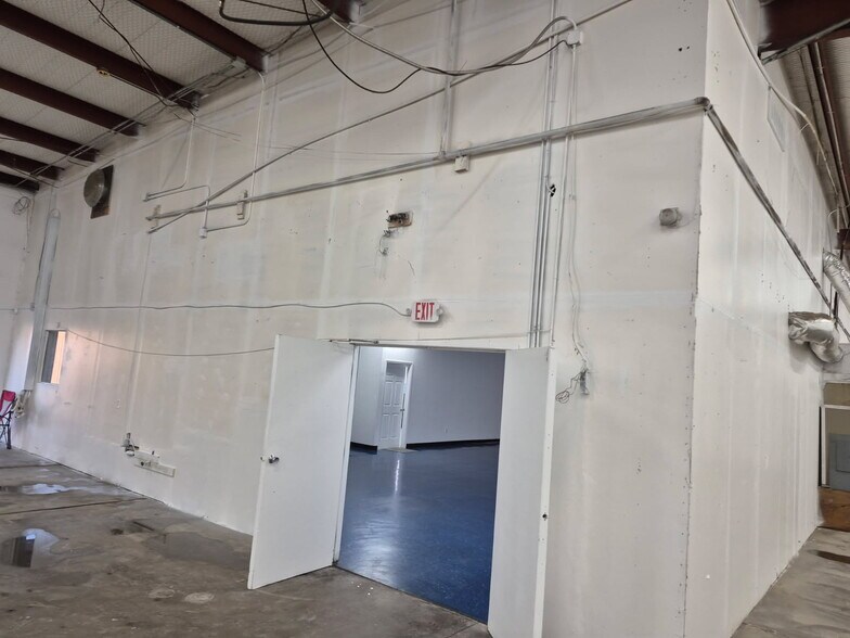 More Photos Of 5209 Davis Blvd, North Richland Hills Light Distribution For Lease