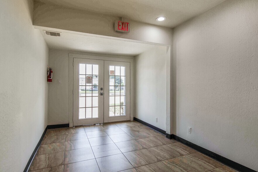 More Photos Of 825 Fairmont Pkwy, Pasadena Office For Sale